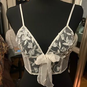 NWOT.. Victoria Secret bralette.